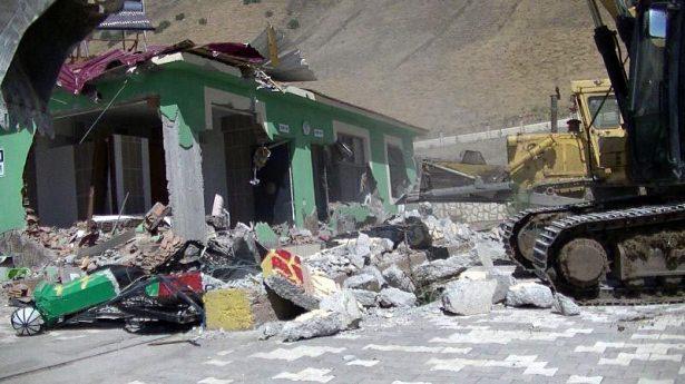 <p>Valilik, "Dünyanın hiçbir yerinde cami veya cemevi gibi halkın kutsal saydığı mekanlar el yapımı bombalarla tuzaklanamaz ve bu kutsal mekanlarda her ne ad altında olursa olsun vatandaşlar alıkonamaz ve sorgulama yapılamaz" dedi.</p>