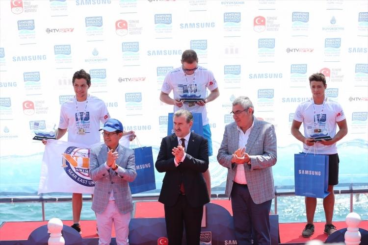 <p>Dereceye giren sporculara madalyaları Gençlik ve Spor Bakanı Osman Aşkın Bak (ön ortada), TMOK Başkanı Uğur Erdener (ön sağda) ve Samsung Türkiye Başkanı DaeHyum Kim (ön solda) tarafından verildi.</p>
