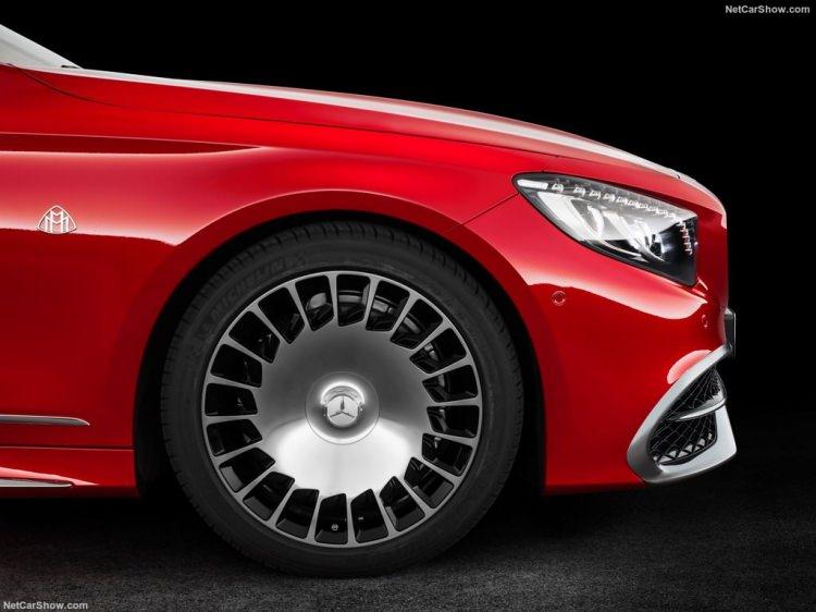 <p>Yalnızca 300 adet üretilecek Mercedes-Maybach S600 Cabrio'nun kalbinde 6,0 lt'lik V12 motor görev yapıyor.</p>