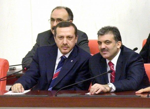 <p>Erdoğan liderliğinde AK Parti, bu gergin ortamda 22 Temmuz 2007 yılındaki genel seçimlerde de zafer kazandı ve oylarını yüzde 47'ye yükseltme başarısı gösterdi.</p>
<p> </p>