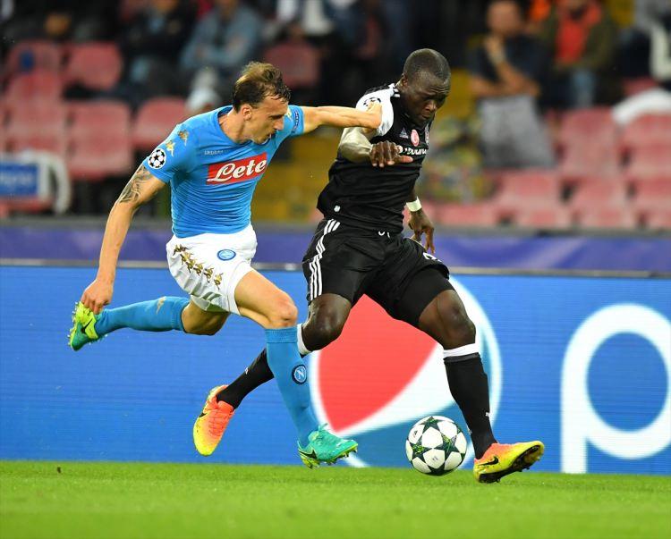 <p>'İKİNCİ PENALTI NEZAKETEN HEDİYE'<br />
<br />
Gazete, Rus hakem Sergey Karasev’e de 5 notunu verdi. Rus hakemin Napoli’ye verdiği ikinci penaltı için "nezaketen bir hediye" ifadesini kullanırken, Aboubakar’ın son anlarda attığı golde ofsayt olduğunu bunu vermeyerek, Türklere bir hediye verdiğini yazdı. Gazete, Manolo Gabbiadini’nin attığı golün iptal edilmesinin ikna edici bir karar olmadığını da savundu.</p>