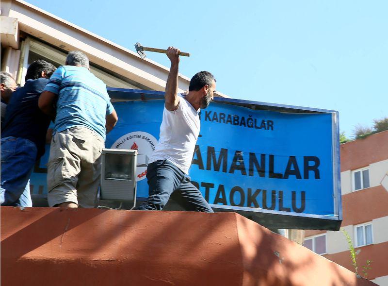 <p>Fetullahçı Terör Örgütü (FETÖ) ile bağlantısı olduğu iddiasıyla kayyum atanan Şelale AŞ bünyesindeki Yamanlar İlkokulu ve Yamanlar Ortaokulunda kayyum heyetince tespit yapıldı. Tespit sırasında okul önünde toplanan bir grup, ellerinde Türk bayraklarıyla darbe girişimine tepki gösterdi.</p>