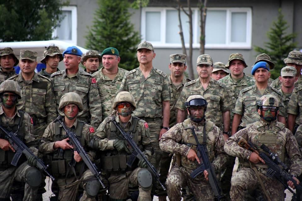 <p>Kara Kuvvetleri Eğitim ve Doktrin (EDOK) Komutanı Orgeneral Kamil Başoğlu, EDOK Muhabere ve Muharebe Destek Eğitim Komutanı Korgeneral Metin İyidil ve katılımcı ülkelerin savunma ataşelerinin takip ettiği tatbikata Türkiye'den 66, Azerbaycan'dan 30, Bulgaristan'dan 21 ve Gürcistan'dan 19 komando katıldı.</p>

<p> </p>
