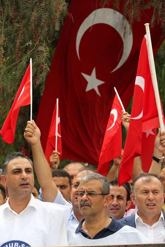 <p><strong>Hatay</strong><br />
Köprü Meydanı'nda toplanan Hatay Memur-Sen İl Temsilciliği üyesi grup, ellerinde Türk bayraklarıyla "Şehitler ölmez vatan bölünmez", "Kürt Türk kardeştir", "kahrolsun PKK kahrolsun terör" sloganları atarak terörü lanetledi. Reyhanlı ilçesinde de terör olaylarını protesto etmek amacıyla bir araya gelen grup, ellerinde Türk bayraklarıyla sloganlar atarak "teröre lanet yürüyüşü" düzenledi.<br />
Atatürk Caddesi'nden belediye binasına kadar yürüyen grup, burada İstiklal Marşı okuyup, dua etti. </p>
