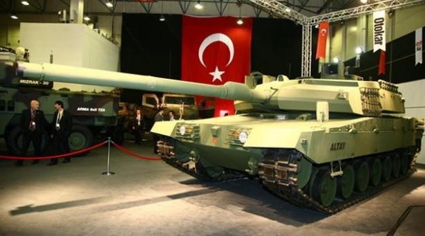 <p><strong>ALTAY MİLLİ TANK</strong></p>

<p>Koç Grubu'na bağlı Otokar'ın ana yüklenicisi olduğu projeye 2007 yılında başlandı. Üçüncü nesil ana muharebe tankı olarak geliştirilen Altay, ismini Kurtuluş Savaşı'nda 5. Süvari Kolordusu'nu komuta eden Fahrettin Altay'dan almıştır.<br />
Altay projesinin teknik destek sağlayıcısı Güney Kore'nin Rotem firmasıdır. "Altay" olarak adlandırılan tankın tasarım, geliştirme, prototip imalatı, test ve sertifikasyon aşamalarının tamamlanması için 500 milyon dolar mali kaynak ayrılmıştır.</p>
