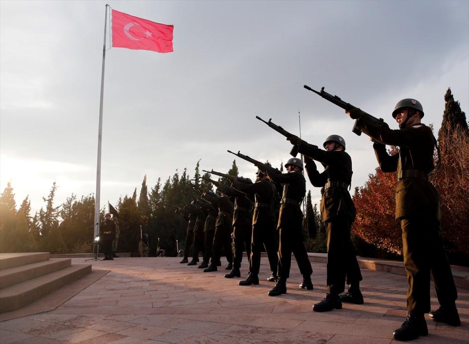 <p>Menemen Garı ile Kubilay Şehitliği ve Anıtının bulunduğu Yıldıztepe mevkisi arasında düzenlenen yürüyüşe soğuk havaya rağmen çok sayıda vatandaş katıldı.</p>