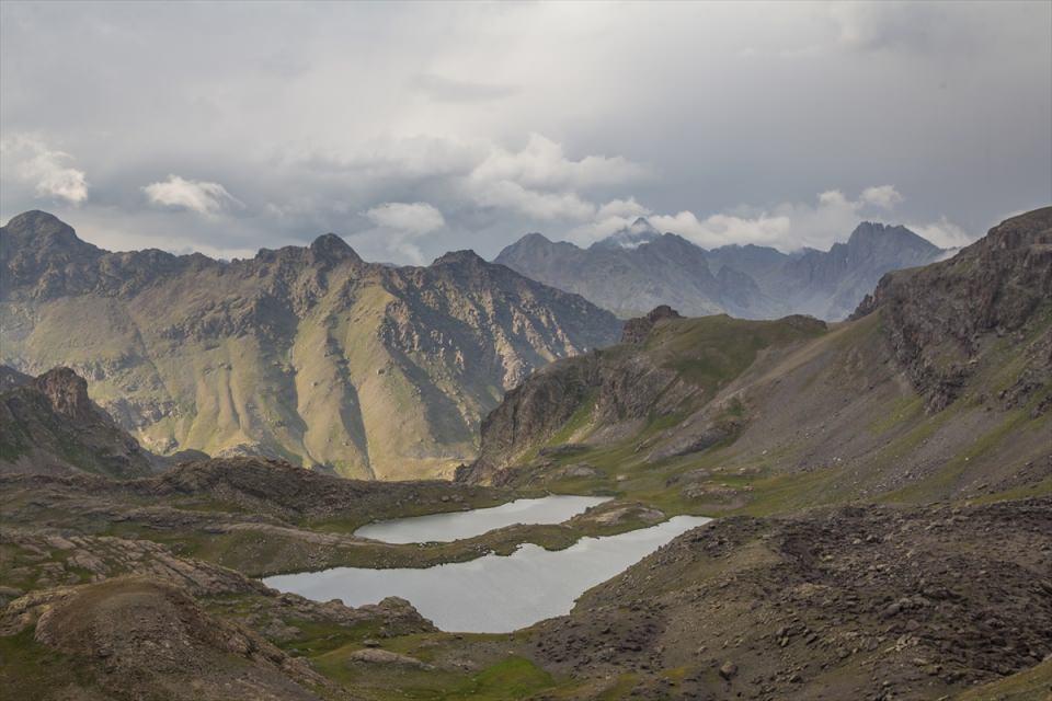 <p>Rize kent merkezine 125 kilometre mesafede, Kaçkar Dağı silsilesinin güneybatı kesiminde kalan Verçenik Dağı bölgesindeki Yedigöller, Rize-Erzurum sınırının Çayırözü mevkisinde bulunuyor. Bölgeye belli bir noktaya kadar arazi araçları ile gidildikten sonra doğa tutkunları göller bölgesine yürüyerek ulaşıyor.</p>
<p> </p>