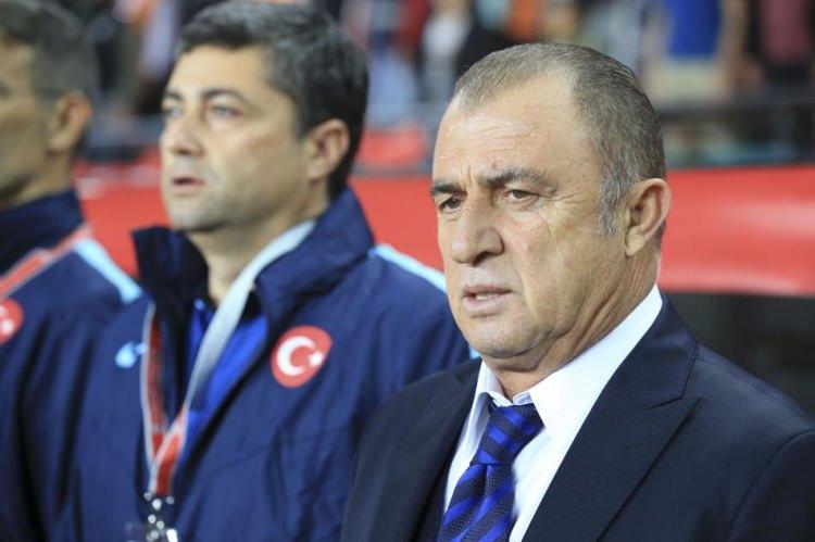 <p><strong>FATİH HOCA HATASINDAN DÖNDÜ</strong></p>

<p>2 gol yedikten sonra Kaan ve Tolga desteğiyle orta sahayı kalabalıklaştırdı. Oyunun sonunda Volkan'ı da sokup iyice risk aldı. Fatih Hoca sonuç olarak hatasından döndü. Maçtan önce iyi analiz etmedi, maçı harika yönetti. Tecrübesiyle ve hamleleriyle maçı çevirmeye çalıştı.</p>

<p><strong><a href="http://video.haber7.com/video-galeri/77849-dilmen-insallah-yanilirim-ama-arda-turan" target="_blank"><span style="color:rgb(255, 215, 0)">VİDEO İÇİN TIKLAYIN</span></a></strong></p>
