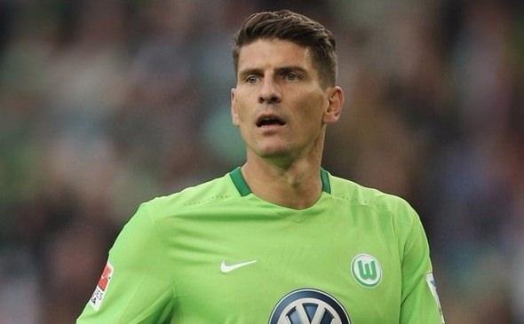 <p>Süper Lig'in son şampiyonu Beşiktaş'ta gol krallığına ulaşan Mario Gomez, yeni sezon öncesi Türkiye'deki terör saldırılarını gerekçe gösterip ülkesi Almanya'nın ekiplerinden Wolfsburg'un yolunu tutmuştu.</p>
