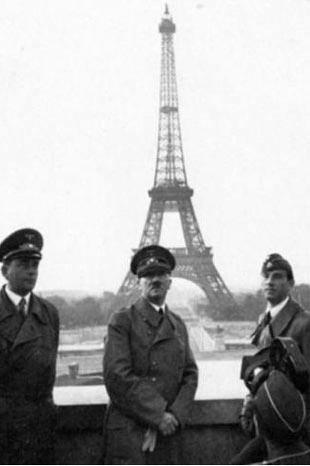 <p>23 Haziran 1940 tarihinde Adolf Hitler'in, Albert Speer ile Paris'e yaptığı gezi sırasında çekilen fotoğraf tarihinin unutulmazları arasında.</p>