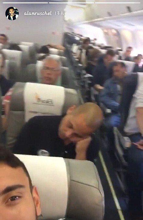 <p>İkisi de kurtatıldı, Danilo direnemedi.</p>

<p>Söz konusu videoda taraftarlara mesaj yollayan 27 yaşındaki Ruschel'in "Bekle bizi Kolombiya" dediği görülüyor. Videoda yer alan iki oyuncu kazadan sağ kurtulan şanslı kişilerden. Ancak Danilo, hastaneye kaldırıldıktan sonra yaşam mücadelesini kaybetti.</p>
