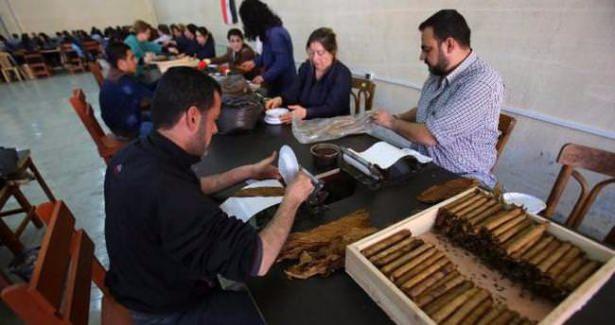 <p>Beş yıldır süre gelen ve ülke ekonomisini etkileyen iç savaşın gölgesinde Suriyeli işçiler ülkenin ilk yerli purolarını üretmeye başladı.</p>

<p> </p>

