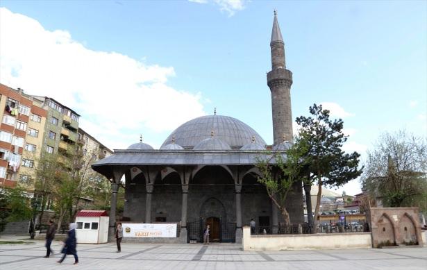 <p>Tarihi ve kültürel zenginlikleriyle ön plana çıkan Erzurum'daki asırlık camilerde ramazan hazırlıkları tamamlandı. Kentte asırlardır ezan sesinin yankılandığı Osmanlı ve Selçuklu dönemlerinden kalma camiler, 11 ayın sultanı ramazan için hazır hale getirildi.Fotoğrafta tarihi Ulu Cami görülüyor.</p>