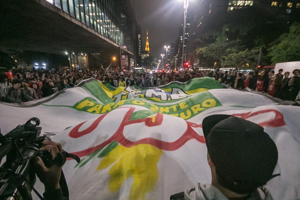 <p>Senato'nun yarın Rousseff'in g&ouml;revden tamamen alınması kararını oylaması beklenirken, Devlet Başkanı hakkındaki azil davası, Brezilyalı milletvekillerin karıştığı yolsuzluk iddialarına da ışık tutuyor.</p>

<p>&nbsp;</p>
