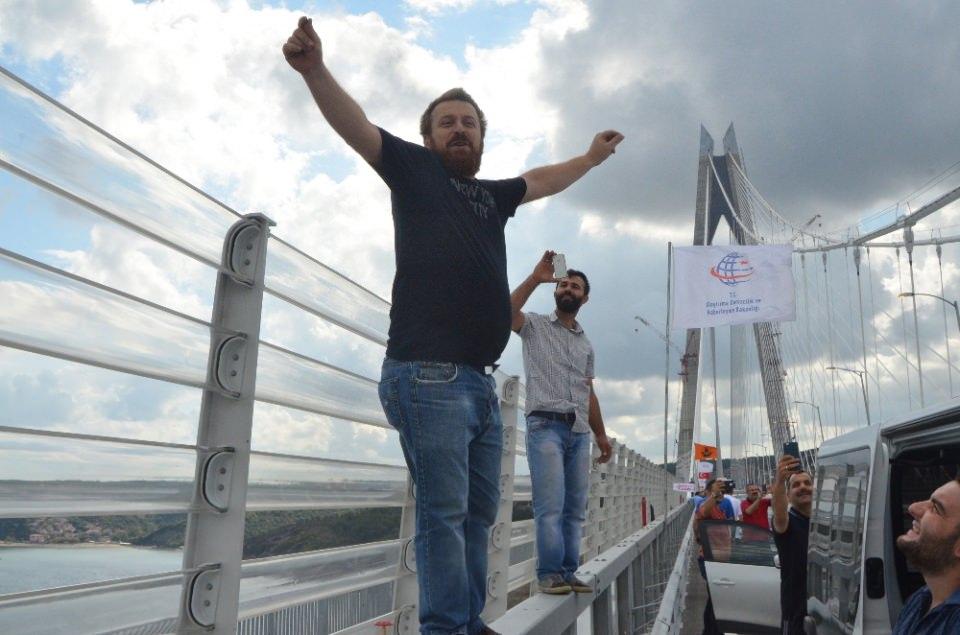 <p>İstanbul Boğazı'nı 3. kez birleştiren Yavuz Sultan Selim Köprüsü'nde korkulukların olduğu bölüme güvenlik için set çekildiği görüldü. </p>

<p> </p>
