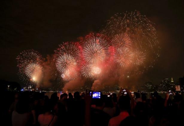 <p>Kutlamalar kapsamında New York&rsquo;ta havai fişek g&ouml;sterisi ger&ccedil;ekleştirildi. Macy's mağazaları tarafından geleneksel olarak d&uuml;zenlenen ABD'nin en b&uuml;y&uuml;k havai fişek g&ouml;sterisi bu yıl 39'uncu kez yapıldı.&nbsp;</p>
