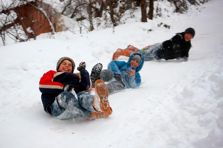<p>Bu nedenle anne ve babalar da çocuklarını küçük yaştan itibaren kış sporuna ısındırmalı ve sevdirmeli. </p>
