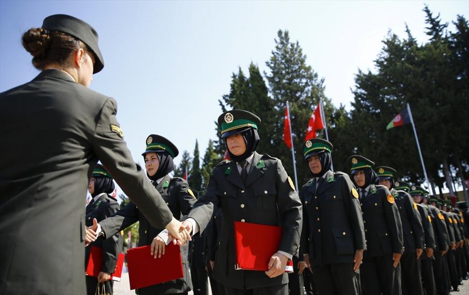 <p>Afgan askeri kadın kursiyerler, Türk askerleri, yerli ve yabancı askeri yetkililer ile davetliler tarafından ayakta alkışlandı.  </p>

<p> </p>
