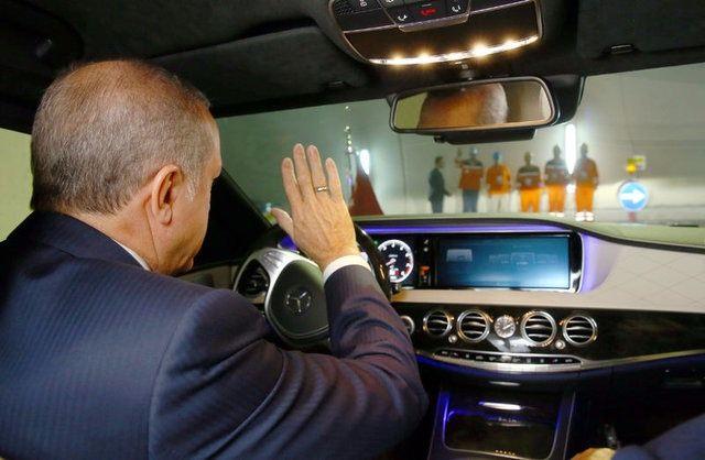 <p>Avrasya Tüneli'nden ilk geçişi Avrupa'dan Asya Kıtası'na Cumhurbaşkanı Recep Tayyip Erdoğan makam otomobili ile gerçekleştirdi.</p>

<p> </p>
