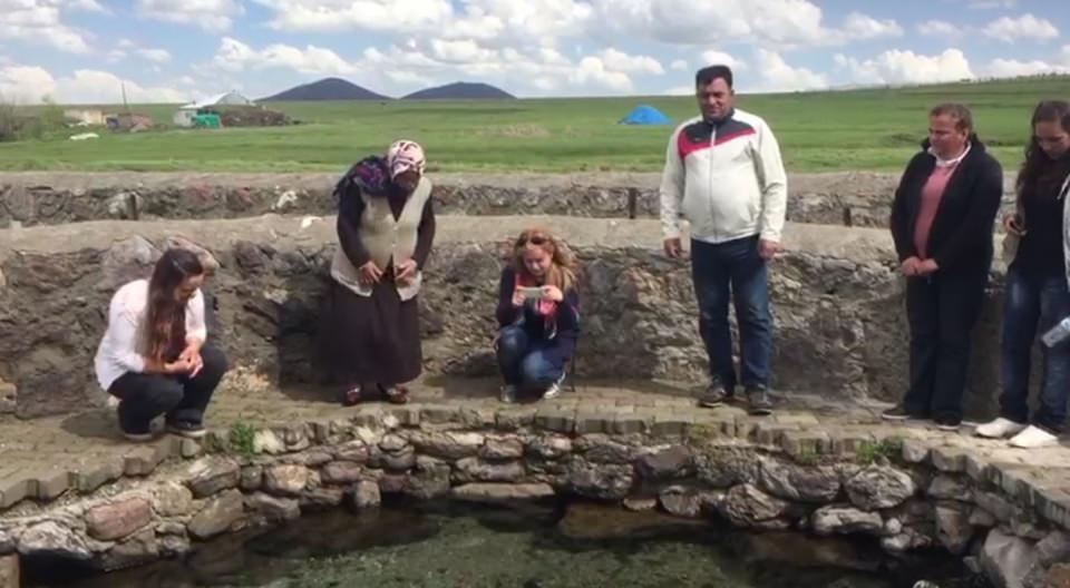 <p>Dölbentli köyünde bulunan balıklı gölün kendileri için çok değerli olduğunu belirten Ayşe Turan, isimli vatandaş, “Bizim için burası çok değerli ziyarettir. Suyun içerisindeki balıklar hep şehittir. Bunlara dokunanlar çarpılıyor. Bir tane komşu kızını getirdik. 40 yaşındaydı evlenmemişti. Getirdik buraya iki üç gün dilekte bulundu. Bir öğretmenle evlendi. 40-45 yaşındaydı. İki üç gün geçmedi, elçisi geldi. Suda bulanan kurbağa öttü, o kurbağa öttüğü zaman dileğimiz kabul oluyor” dedi.</p>
<p> </p>