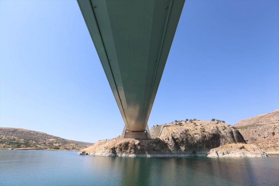 <p>Feribotla saatler süren yolu 5 dakikaya indiren Güneydoğu Anadolu'nun "Boğaz Köprüsü", bölge kentlerinin ulaşım, ekonomi ve turizmine de ciddi katkı sunuyor.</p>

<p> </p>
