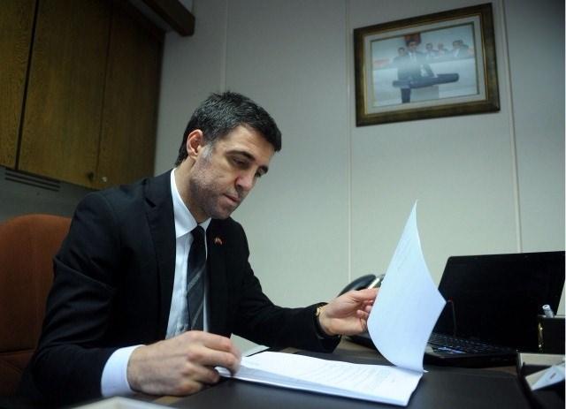 <p><span style="color:rgb(255, 255, 255)">Hakan Şükür, futbolu bırakmasının ardından, Sakaryaspor'dayken aynı takımda oynadığı Bülent Uygun ile birlikte enerji ve gıda sektörlerine girdi. İkili, Enda Grup ile birlikte, Ankara'da üç adet restoranın açılışını yaptı. Bunun yanında Albe Enerji ile ortak olarak kurulan HBA Enerji Üretim, Gıda, Turizm ve İnşaat adlı şirket ile ikili, başta enerji olmak üzere çeşitli sektörlerde yer aldı.</span></p>
