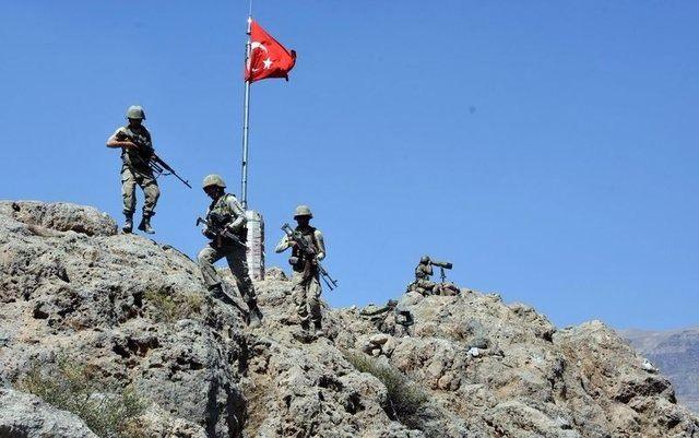 <p>Dağdan ve doğadan da yemediğimiz sopa kalmamıştı. Taş kaya üzerinde yaşayıp dururken soğuk, sıcak, yağmur, rüzgâr, ayaz, fırtına görmüştük. Çiğ yağdı sabahları üzerimize. Üstüne bir de kar gördük. Anların geçmediği zamanlarla, aylarca karanlıklarla boğuştuk. Ver elini Hakkâri Otluca... Nasıl da sevinmiştim. Aylardır göremediğim eşimi nihayet görebilecektim. Eşim Hakkâri Otluca’da lojmanda. İki buçuk aydır ben dağda, o yalnız.</p>
<p> </p>