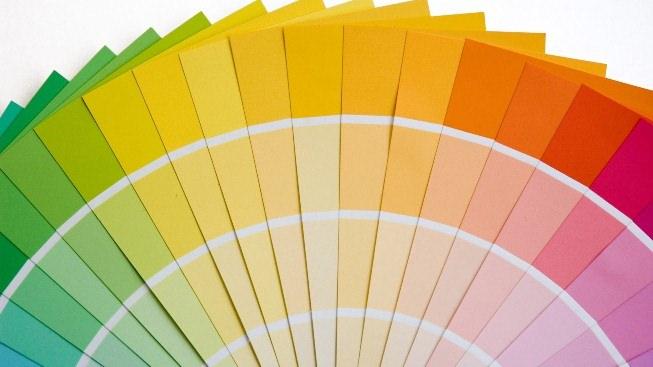 <p>Dekorasyon renk kullanmak için renk çarkını kontrol ediebilirsiniz. Renk çemberinde karşı karşıya düşen renkler birbirine zıt renklerdir. </p>
