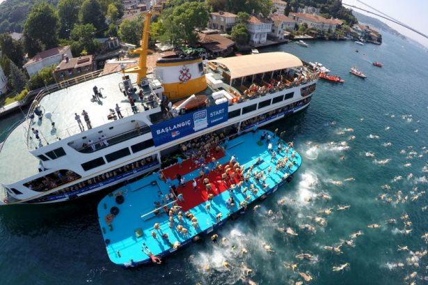 <p>Öte yandan dünyaca ünlü yüzücü Adam Walker, startın verilmesinden on dakika önce boğaza atlayarak açılışı gerçekleştirdi. Yarış süresince boğazda gemi trafiği seferleri kapatılırken, yarış için bir çok vatandaşta sahile inerek yarışları izlemeye başladı.</p>

<p> </p>
