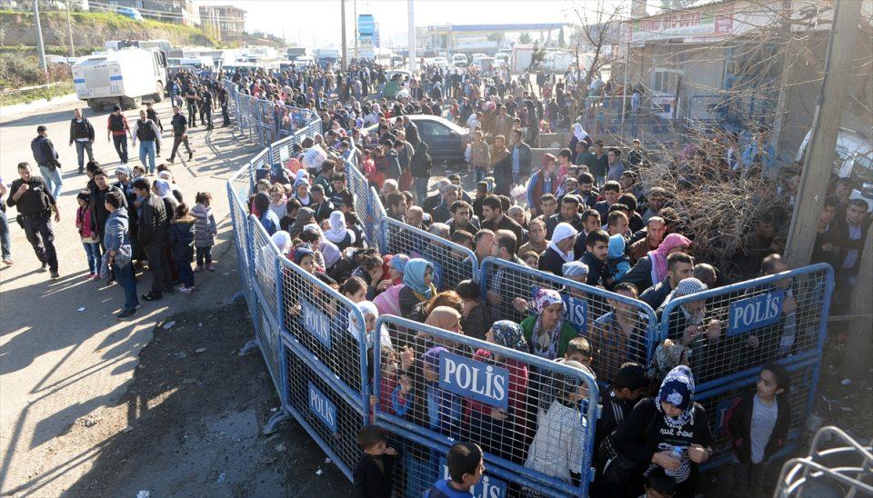 <p>Şırnak'ın Cizre ilçesinde sokağa çıkma yasağının belirli saatlerde kaldırılmasının ardından 78 gün önce ilçeyi terk eden vatandaşlar, evlerine dönmeye başladı.</p>
