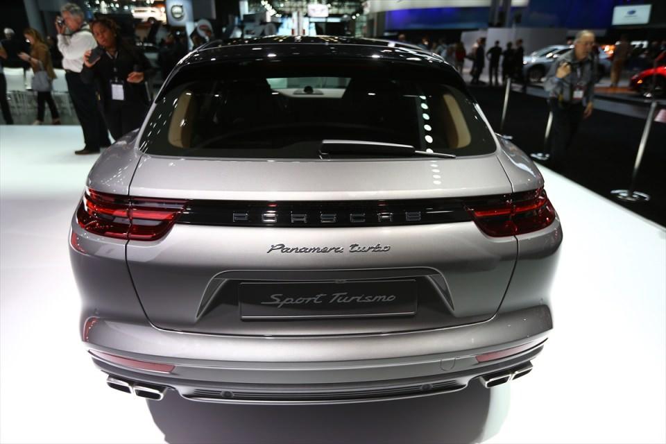 <p>Porsche Panarema Turbo Sport Turismo</p>
