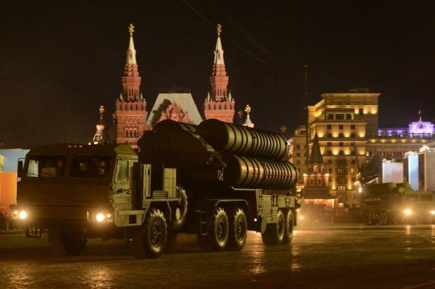 <p>Kızıl Meydan'da askeri araçların geçit töreni provasından görüntüler Rusya'nın başkenti Moskova'da, 9 Mayıs Zafer Bayramı hazırlıkları kapsamında Kızıl Meydan'da askeri araçların katılımıyla geçit töreni provası düzenlendi.</p>
