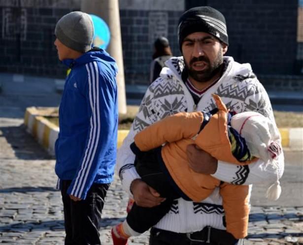<p>Sur İlçesi'nin Urfakapı bölgesinden kimisi yanlarına aldıkları, kimisi ile el arabasına koydukları bazı eşyasıyla ilçeden ayrılanlar yaşanan duruma isyan etti.</p>

<p> </p>
