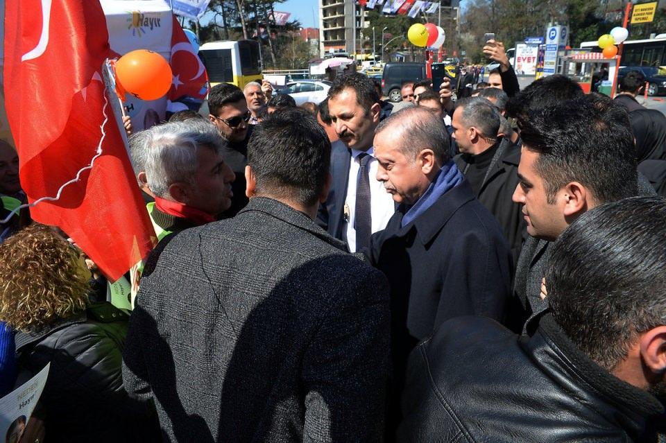 <p>Erdoğan, kurulan çadıra girerek içeridekilerle yaklaşık 15 dakika konuştu.</p>
