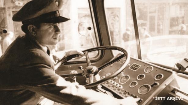 <p>1960 - Başrollerini Ayhan Işık ve Türkan Şoray'ın paylaştığı "Otobüs Yolcuları" filminde rol alan İETT şöförü</p>
<p> </p>