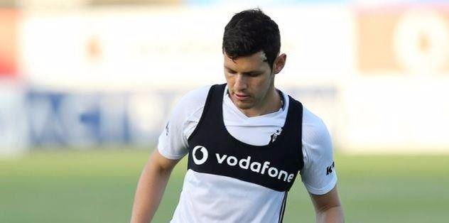 <p>Süper Lig'deki ilk sezonu öncesi kadroyu silbaştan yenileyen <strong>Evkur Yeni Malatyaspor</strong>, Beşiktaş'ın stoperine kanca attı. Doğu ekibi, siyah-beyazlılarda forma şansı bulamayan <strong>Pedro Franco </strong>için temaslara başladı. Geçtiğimiz sezon Kolombiya takımı <strong>Millonarios</strong>'ta kiralık oynayan <strong>Franco</strong>, 26 resmi maçta forma giydi. Bu arada Kolombiyalı, Beşiktaş'ın bugün Konya ile oynayacağı Süper Kupa maçının kadrosuna alınmadı.<a href="http://www.fotomac.com.tr/yeni-malatyaspor/2017/08/06/malatyanin-son-gozdesi">.</a></p>
