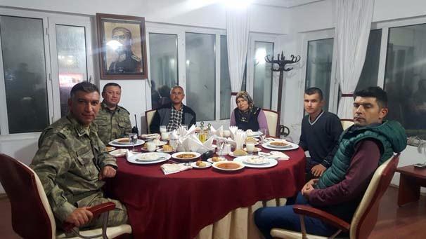 <p> Anne Zeynep Özmetli ve baba Ali Özmetli oğullarıyla birlikte zaman geçirebilmeleri için kendilerine her türlü imkanı sağlayan yetkililere teşekkür ettiler.</p>