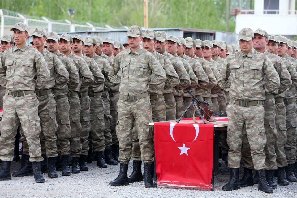 <p>Bu uğurda şehit olursak bu da bize Allah'ın bir lütfudur. Bu topraklarda hainlere, zalimlere fırsat vermeyeceğiz. </p>