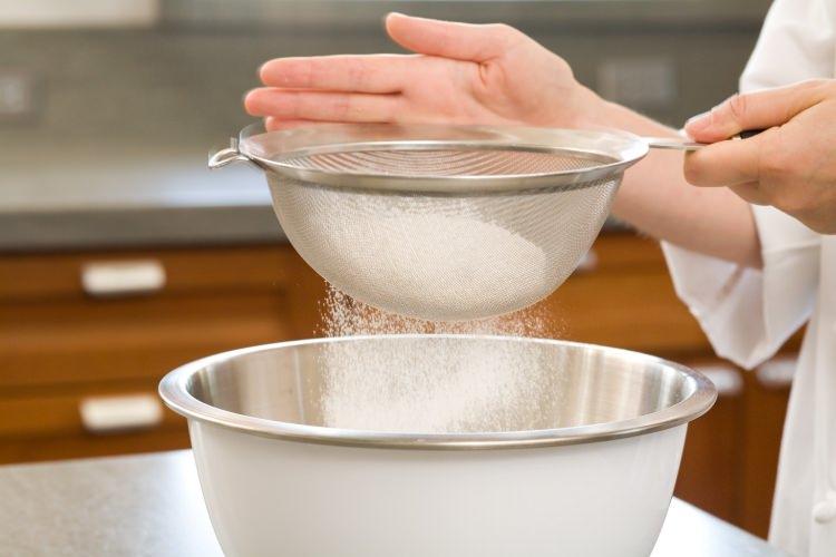 <p>Dilerseniz küçük buz kalıplarına pudra şekeri serpip onların içinde daha düzgün şekilli pastiller de yapabilirsiniz. </p>