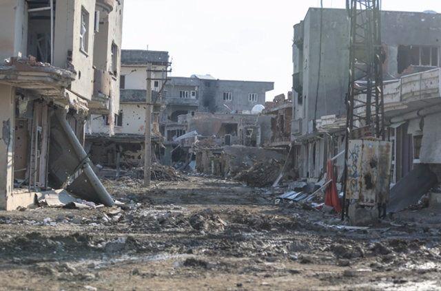<p>Silopi ve Cizre'de hayatın normale dönmesine yönelik çalışmalar sürerken, operasyonların devam ettiği Sur, İdil ve Derik'te etkisiz hale getirilen terörist sayısı 303 oldu.</p>
<p> </p>