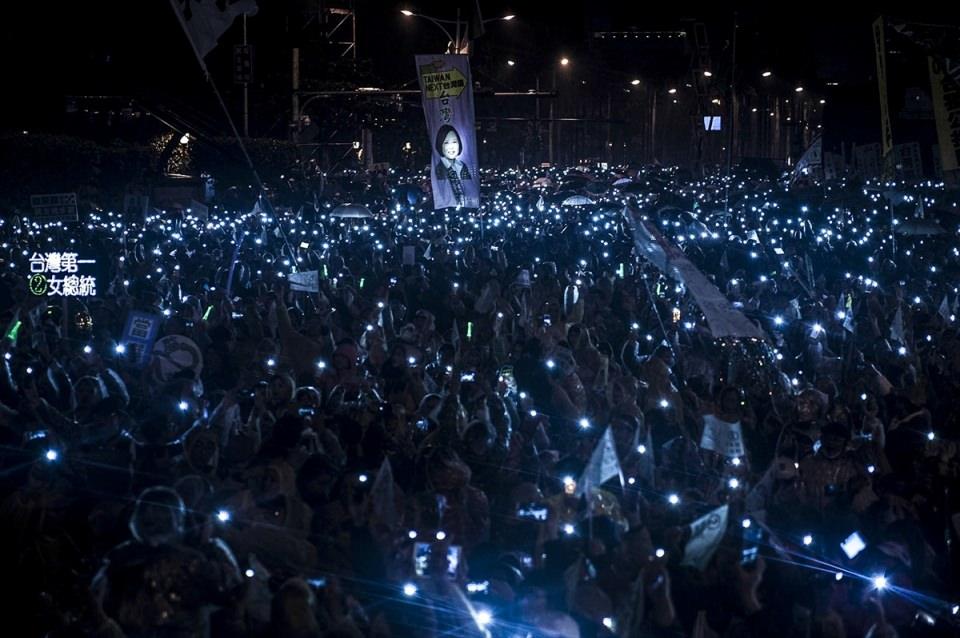 <p>23 milyon nüfuslu ve 18 milyon 600 bin seçmeni bulunan Tayvan'ın Taipei kentinde Demokratik İlerleyiş Partisi lideri Tsai Ing-wen seçimlere bir gün kala partisinin mitinginde halka seslendi.</p>