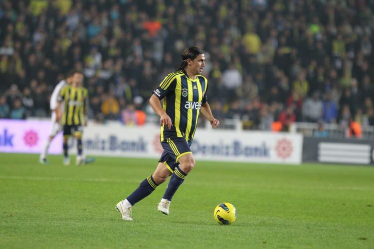<p>Mehmet Topuz<br />
<br />
2009/2010 sezonu başında Beşiktaş'la Mehmet Topuz için amansız bir transfer yarışına giren, Kayserispor'un Türkiye'de verdiği 'Satmıyoruz' şeklindeki billboard reklamlarına rağmen oyuncuyu kadrosuna katmayı başaran Fenerbahçe, Topuz'dan istediği verimi bir türlü alamadı.</p>