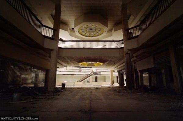 <p>Amerikalı fotoğraf&ccedil;ı Seph Lawless, &ldquo;Black Friday&rdquo; adını verdiği &ccedil;alışmasında, alışılmışın dışında bir tercih yaparak terk edilmiş alışveriş merkezlerini g&ouml;r&uuml;nt&uuml;ledi.<br />
&nbsp;</p>
