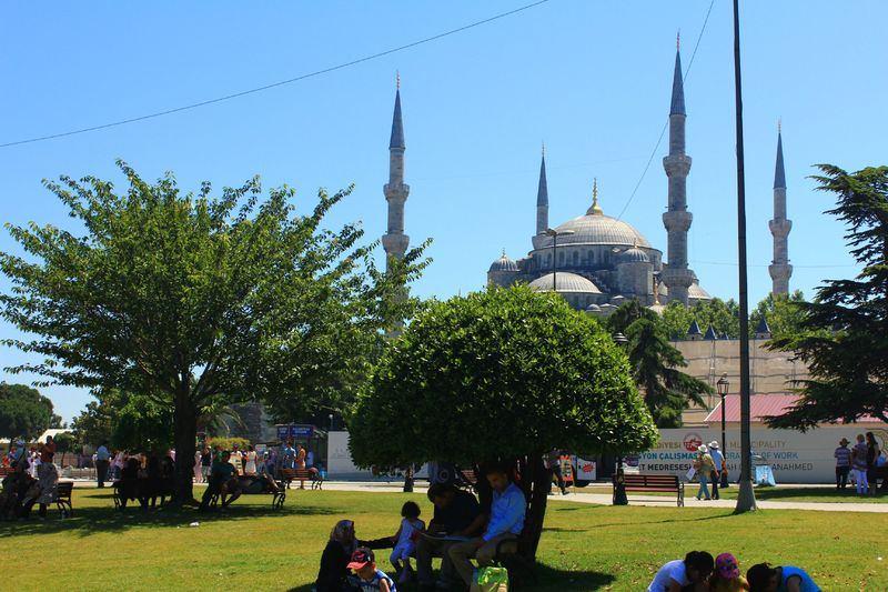 <p>İznik çinileriyle bezeli olduğu için Avrupalılar tarafından Mavi Cami (Blue Mosque) olarak adlandırılan caminin bilinmeyen hikâyesi ise bir hayli ilginç.</p>