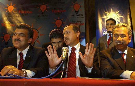 <p>Ancak davaya rağmen kuruluşunun üzerinden yaklaşık 14 ay geçtikten sonra 3 Kasım 2002 tarihinde yapılan genel seçimlere katılan AK Parti, yüzde 34,29 oyla tek başına iktidar oldu.</p>
<p> </p>