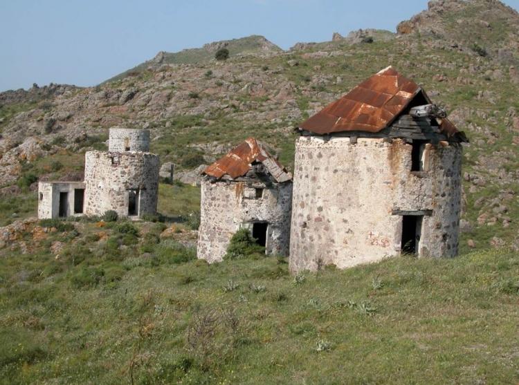 <p>Muğla</p>

<p>Nüfusu: 923 773  <br />
Toplam otomobil sayısı: 195 928<br />
​Kaç kişiye bir otomobil düşüyor: 4,7</p>

