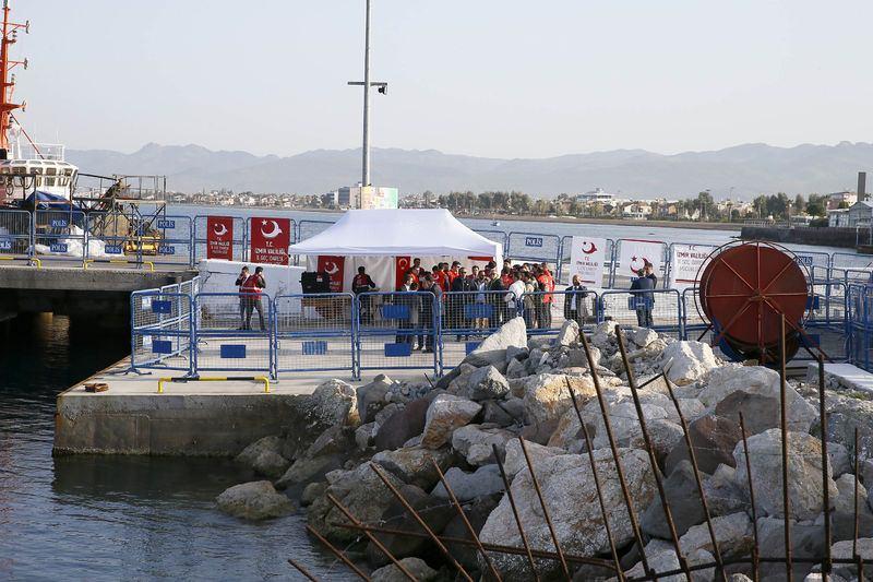 <p>AA muhabirinin aldığı bilgiye göre, Türkiye ile AB arasında imzalanan  ve 20 Mart'tan itibaren Yunan adalarına geçen göçmenlerin iadesini kapsayan  anlaşma çerçevesinde ilk kafile bugün Yunanistan'tan Türkiye'ye geldi.</p>

<p> </p>
