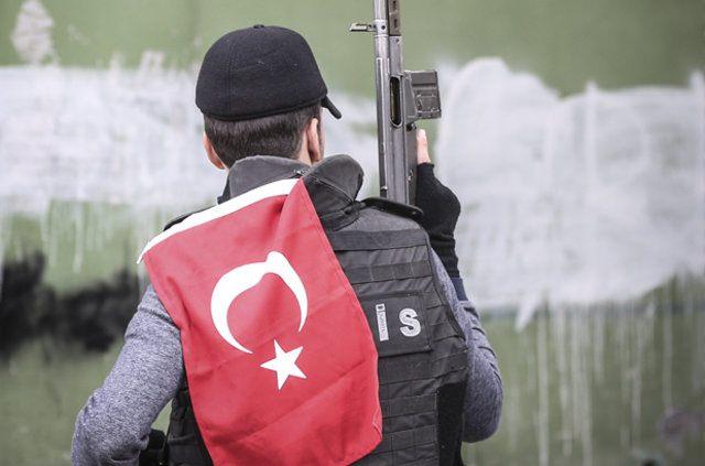 <p>Polisler evlerde ve iş yerlerinde bırakılan eşyaları korumak için mahallelerde 24 saat nöbet tutuyor, sokaklarda devriye geziyor.</p>
<p> </p>
