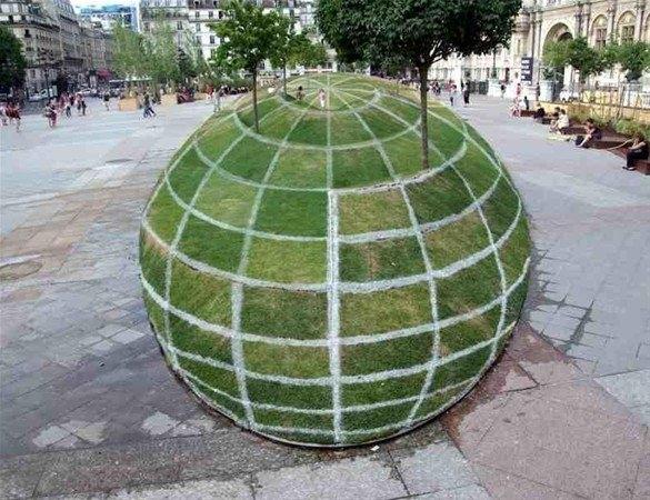 <p> Paris belediye binasının önündeki parktaki çimenlik.</p>

<p> </p>
