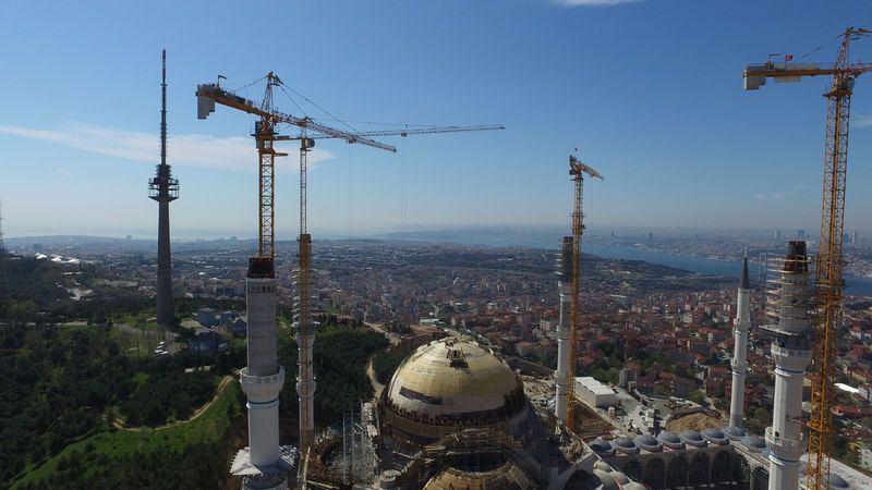 <p><strong>KADİR GECESİ İFTAR VERİLEREK İLK NAMAZ KILINACAK</strong></p>

<p>Bu yıl Kadir Gecesi'nde hizmete açılması planlanan cami bittiğinde Türkiye’nin en büyük cami kompleksi olacak. 50 bin kişinin aynı anda ibadet edebileceği şekilde planlanan 6 minareli camide 11 bin metrekare büyüklüğünde Türk İslam eserlerinin yer alacağı bir müze ile 3 bin 500 metre kare büyüklüğünde bir sanat galerisi olacak.</p>
